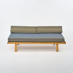 Tagesbett '710' by Alvar Aalto, 1935, Birkenholz, schichtverleimtes Birkensperrholz, polychromer Textilbezug von Johanna Gullichsen (Artek, Helsinki), sold Oct 2026