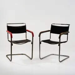 Zwei Freischwinger by Marcel Breuer, 1930, Metallrohr, verchromt, Holz, rot lackiert und dunkel lasiert, schwarzer Textilstoff (Thonet, Frankenberg (zugeschrieben), sold Oct 2026