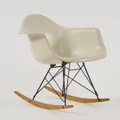 Schaukelstuhl 'RAR', 1950-53 (Entwurf) by Charles and Ray Eames, Fiberglasverstärkter Kunststoff, cremeweiß, Metallstäbe, schwarz lackiert, Buchenholz (Herman Miller, New Zeeland), offered Oct 2026