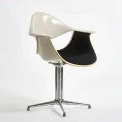 Armlehnstuhl 'DAF' auf 'La Fonda'-Gestell by George Nelson, 1954, Cremefarbene, fiberglasverstärkte Polyesterschale, Metallrohr, verchromt, Hopsack, schwarz (Herman Miller, Zeeland), sold Oct 2026