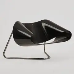 Sessel 'Ribbon chair' by Franca Stagi and Cesare Leonardi, 1961, Metallrohr, verchromt, fiberglasverstärkte Polyesterschale, schwarz lackiert, Gummi (Bernini, Carate Brianza), sold Oct 2026