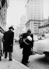 James Dean in New York City by Dennis Stock, 1955, 2 frühe Silbergelatineabzüge. 1 Abzug Agfa-Papier, sold Dec 2020