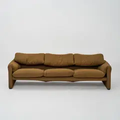 Dreisitzersofa 'Maralunga' by Vico Magistretti, 1973, Metallrahmen mit Polyurethanpolsterung, brauner Textilbezug (Cassina, Mailand), sold Oct 2026