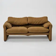 Zweisitzersofa 'Maralunga' by Vico Magistretti, 1973, Metallrahmen mit Polyurethanpolsterung, brauner Textilbezug (Cassina, Mailand), sold Oct 2026
