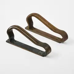 Zwei Türgriffe by Alvar Aalto, 1952, Bronze, dunkel patiniert (Valaistustyö Ky, Helsinki), sold Oct 2026