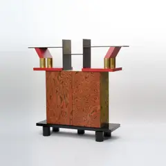Sideboard / Regal / Raumteiler 'Freemont' by Ettore Sottsass, 1985, Holzkonstruktion, Holzfurnier, schwarz, rot und gelb lackiert, Kunststofflaminat, rot, schwarz und weiß, Blattgold (Memp, sold Oct 2026