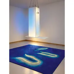 Spiegelobjekt 'a Shiro' mit Teppich by Ettore Sottsass, 1998, gesamt 180 x 35 x 90 cm (Teppich: 165 x 207 cm, Spiegelobjekt: H), offered Oct 2026
