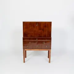 Sekretärschrank by Josef Frank, 1930, Holzkastenkonstruktion, Nussbaumholz, Nussbaumfurnier, Wurzelholzfurnier, Horn, Messing (Österreich / Schweden (zugeschr, sold Jun 2026