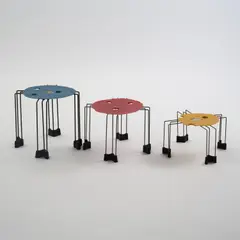 Drei Beistelltische by Gaetano Pesce, um 1990, Kunstharz, rot, blau, gelb und transparent, Metallstäbe, Gummi, schwarz (Fish Design, New York), sold Jun 2026