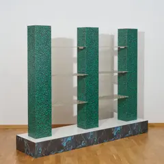 Regal 'Alessandria d'Egitto' aus der 'bau.haus II' Kollektion by Ettore Sottsass, um 1979, Kastenkonstruktion, Spanholz mit verschiedenfarbigem Laminat, Metallblech (Alchimia, Mailand), sold Jun 2026