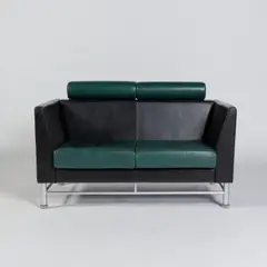 Zweisitzersofa aus der 'Eastside Collection' by Ettore Sottsass, 1982, Metallrohr satiniert, transparente Kunststofffüße, Holzrahmen, Schaumstoffpolsterung, schwarzes und grünes Leder (Knoll , sold Jun 2026