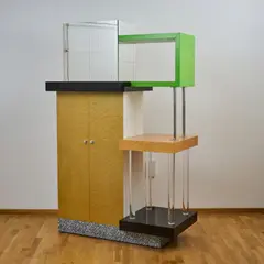 Regal 'Coming back from Malibu' by Ettore Sottsass, 1987, Kastenkonstruktion, Holz, Spanholz mit grünem, schwarzem und schwarzweißem Laminat, Wurzelholzfurnier, Holz, furniert so, sold Jun 2026
