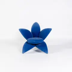 Sessel 'Getsuen' by Masanori Umeda, 1990, Metallgestell, Polyurethanschaum mit rotem Textilbezug, Metallblech und Kunststoffrollen grün (Edra, Perignano), sold Jun 2026