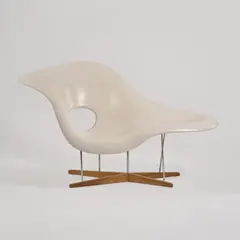 Sitzobjekt 'La Chaise' by Charles and Ray Eames, 1948, Fiberglasverstärkter Kunststoff, weiß, Metallstäbe, verchromt, Eichenholz (Vitra, Birsfelden, nach 1991), sold Jun 2026