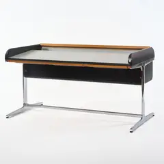 Schreibtisch 'Lowdesk' aus der 'Action office 1'Serie, 1960 / 64 (Entwurf) by George Nelson, Aluminiumguss, Aluminiumrohr, verchromt, Nussbaum, Nussbaumfurnier, Spanholz, blaugrau, gefasst, weißes Resopal, graue K, sold Jun 2026