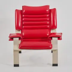 Sessel 'LEM - Supercomfort' by Joe Colombo, 1964, Schichtholz, weiß lackiert, rotes Kunstleder, schwarze Kunststoffgleiter (Comfort, Mailand), sold Jun 2026