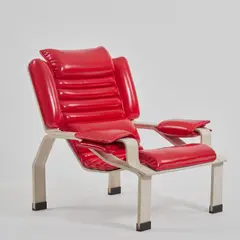 Sessel 'LEM - Supercomfort' by Joe Colombo, 1964, Schichtholz, weiß lackiert, rotes Kunstleder, schwarze Kunststoffgleiter (Comfort, Mailand), sold Jun 2026