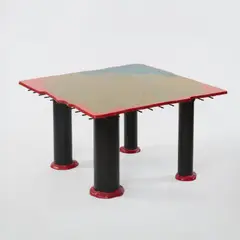Tisch 'Sansone II' by Gaetano Pesce, 1987, Epoxidharz, polychrom, Metallstangen, PVC-Beine, Füße aus Polyurethan, rot (Cassina, Mailand), sold Jun 2026