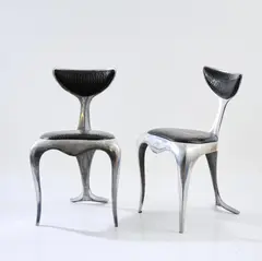 Zwei Stühle 'Dolphin tail' by Mark Brazier-Jones, 1990, Aluminiumguss, schwarzes Kunstleder (Mark Brazier-Jones, Buckland, Buntingford, 2008), sold Mar 2026