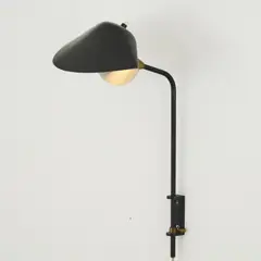 Wandleuchte 'Applique murale à un bras pivotant' by Serge Mouille, 1953, Messing, Messingrohr, Metallblech, schwarz lackiert, Aluminiumblech, schwarz und weiß lackiert (Steph Simon, Paris), sold Dec 2025