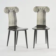 Zwei Stühle 'Capitello ionico' by Piero Fornasetti, 1980, Holz, schwarz lackiert, schwarz-weißer Printdekor (Fornasetti, Mailand), sold Oct 2025