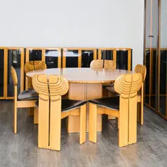 Tisch und sechs Stühle 'Afrika' aus der 'Artona Serie' by Afra & Tobia Scarpa, 1975, 70,5 cm; Ø 145 cm; Stühle: H (Tisch: H), sold Jul 2025