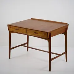 Schreibtisch '200' by Svend Aage Madsen, um 1957, Holzkastenkonstruktion, Teakholz und Teakholzfurnier (Sigurd Hansen, Möbelfabrik, Dänemark), sold Mar 2025