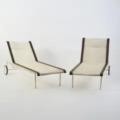 Zwei Gartenliegen aus der 'Leisure Collection' by Richard Schultz, 1966, Aluminiumguss, weiß lackiert, Vinylgurte, braun, Polyestergewebe, weiß (Knoll International, New York), sold Mar 2025