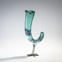 'Pulcino' by Alessandro Pianon, 1962, Überfangglas, farblos und grün mit blauen und roten Murrinen, aufgeschmolzene Murrine als Augen; Füße aus gebogenem Kupf, sold Oct 2024