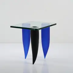 Beistelltisch 'Trois Étrangetés sous un Mur' by Philippe Starck, 1988, Glas, farblos dunkelblau und schwarz, teilweise mattiert (Daum Crystal, Nancy), sold Oct 2023