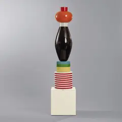 Totem 'Menta' aus der Serie 'Mirabili' by Ettore Sottsass, 1967, 210 x 48 x 48 cm (mit Sockel); Sockel H (H), sold Oct 2023
