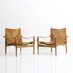 Zwei Sessel 'Safari' by Hans Olsen, um 1957, Eichenholz, braunes Wildleder und Glattleder (Viskadalens Mobelindustri, Kinna, Schweden), sold Jun 2023