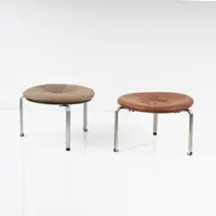 Zwei Hocker 'PK-33' by Poul Kjaerholm, 1958, Bandstahl, matt verchromt, braunes und rotbraunes Leder (Kold Christensen, Kopenhagen), sold Jun 2022