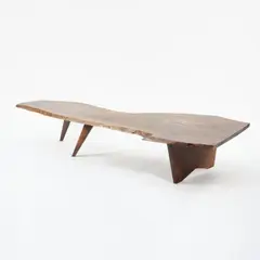Sofatisch 'Slab I' by George Nakashima, 1940, Walnussholz (Nakashima Studios, New Hope, PA, 1959), sold Jun 2022