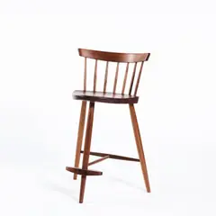 Barstuhl 'Mira' mit Fußraste by George and Mira Nakashima, 1963, Walnussholz (Nakashima Studios, New Hope, PA, 2014), sold Jun 2022