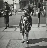 Pearly Kid - Londres, 1934 by dite Dora Maar Henriette Theodora Markovitch, On y joint une épreuve argentique, tirée en 2022 d'après le négatif original, sold Jun 2022