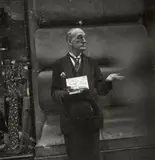 Mendiant - Londres, 1934 by dite Dora Maar Henriette Theodora Markovitch, On y joint une épreuve argentique, tirée en 2022 d'après le négatif original, sold Jun 2022