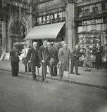 Chanteurs unijambistes - Londres, 1934 by dite Dora Maar Henriette Theodora Markovitch, On y joint une épreuve argentique, tirée en 2022 d'après le négatif original, sold Jun 2022