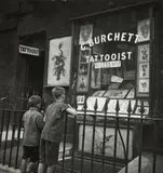 Vitrine de tatoueur (George Burchett «King of tattooists» sur Waterloo Road) - Londres, 1934 by dite Dora Maar Henriette Theodora Markovitch, On y joint une épreuve argentique, tirée en 2022 d'après le négatif original, sold Jun 2022