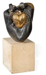 Corazón entre manos by Pablo Serrano, 1981, Bronce patinado y pulido sobre base de piedra caliza, sold May 2026