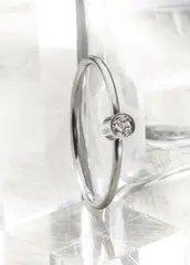 Armreif by Friedrich Becker, 1982, Der gleichmäßige Reif aus Platin verbirgt einen Brillanten, der nur im richtigen Winkel sichtbar wird (Ein Highlight der, sold Dec 2017