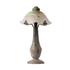 Tischleuchte, um 1910-15 by Nancy Daum Frères, Bauchiger Schaft über gewölbtem Rundstand, Schirm vierseitig mit verdicktem Abschluß (Pilzform), sold Dec 2017