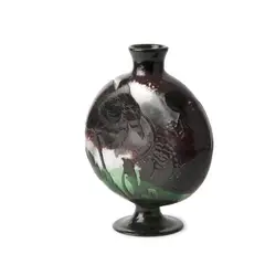 Martelé-Vase 'Pavots noirs', 1900-03 by Henri Bergé, H (In der Art einer Pilgerflasche mit stark abgeflachten Schauseiten), sold Dec 2017