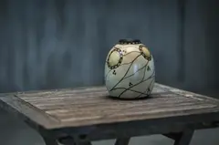 Vase by Kandern Max Laeuger, um 1906, GESCHTZT, MLK GESETZL (Majolika, weißlich, hellgrün und schwarz glasiert mit Goldplättchen), sold Oct 2017