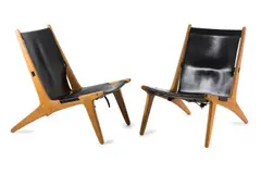 Zwei Sessel '204 - Hunting chair' by Uno Kristiansson & Östen Kristiansson, 1954, Eichenholz, Leder, schwarz (Luxus, Vittsjö), sold Feb 2017