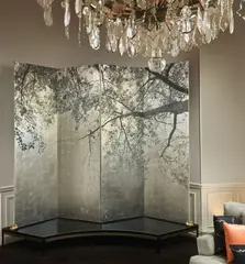 Éclipse - Paravent à quatre panneaux - 2018 Paravent à quatre feuilles by Akira Kugimachi, A âme de bois, recouvert de papier de riz, tapissé de feuilles de platine, décoré à l'encre d'arbres, sold May 2021