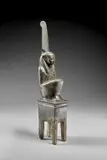 MAÂT EN BRONZE, ÉGYPTE, 3e PÉRIODE INTERMÉDIAIRE, XXIe-XXIIe DYNASTIE, VERS 1069-715 AV.J.C. by Maât, Patine verte et rouge., sold May 2019