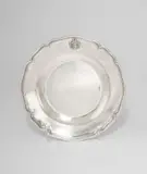 Silber, gegossen, getrieben, graviert by Moskau, 2,3 cm; Ø 25,8 cm (0 ⅞ in.; Ø 10 ⅛ in.), sold Jul 2015