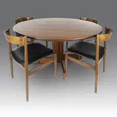 Tavolo e quattro sedie, produzione Cassina - Italia by Gianfranco Frattini, 1970, Tavolo da pranzo in legno di noce, offered Jul 2026