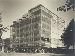 The 'Glass Palace', Schunck fashion house and department store, Heerlen by Werner Mantz, Um 1936, Vintage. Silbergelatineabzug, sold Dec 2024